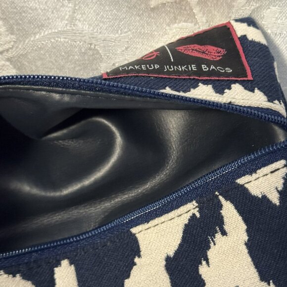 NWT Makeup Junkie Mini Navy and White Travel Cosmetics Gift - Picture 2 of 3